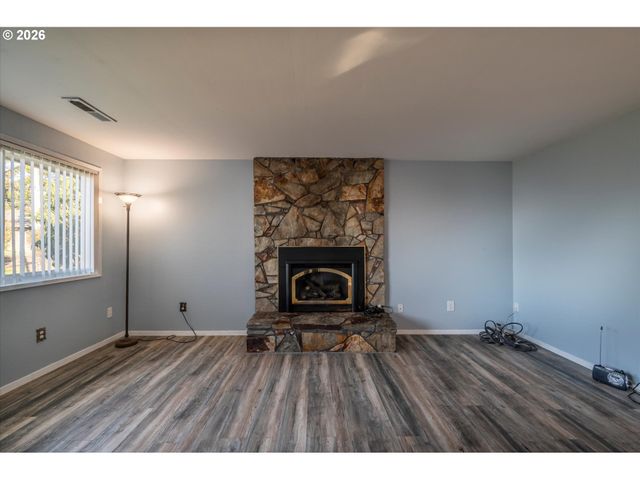 1376 D St, Coos Bay, OR 97420