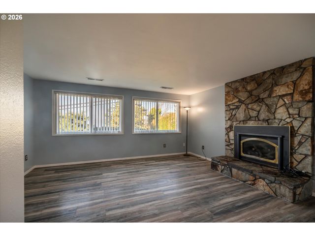 1376 D St, Coos Bay, OR 97420