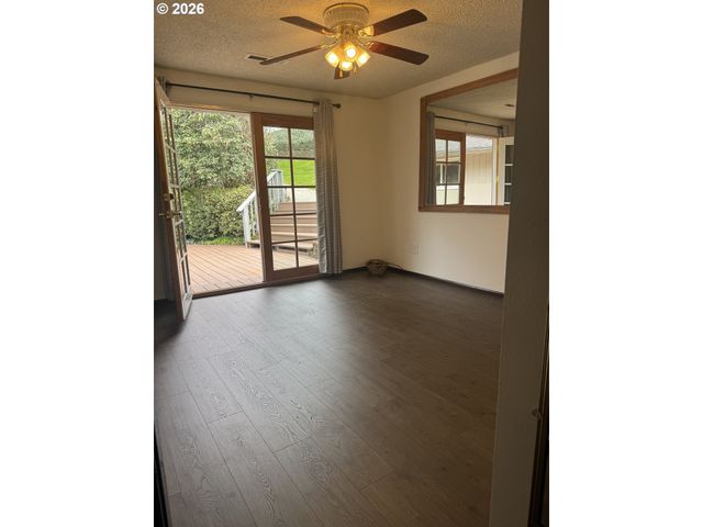 1376 D St, Coos Bay, OR 97420