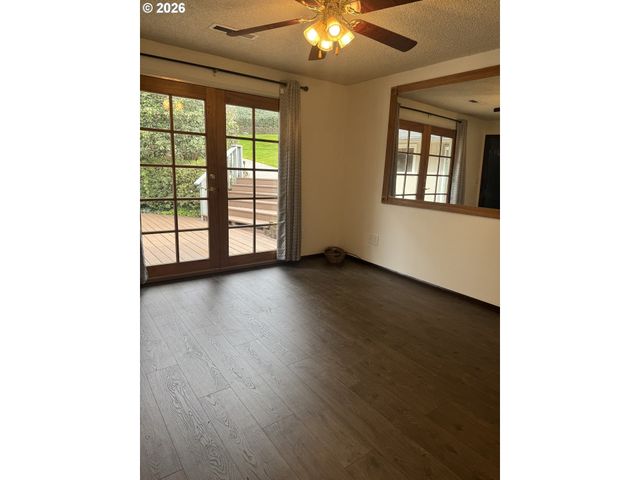 1376 D St, Coos Bay, OR 97420