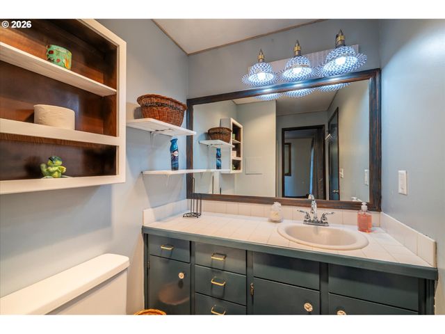 1376 D St, Coos Bay, OR 97420