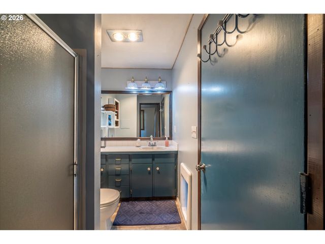 1376 D St, Coos Bay, OR 97420