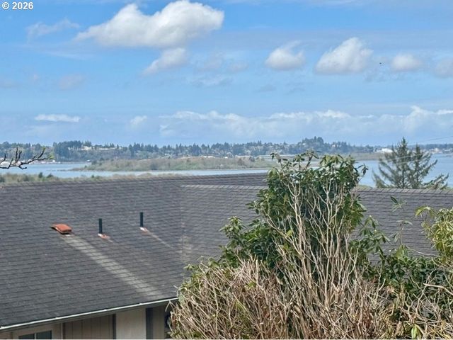 1376 D St, Coos Bay, OR 97420
