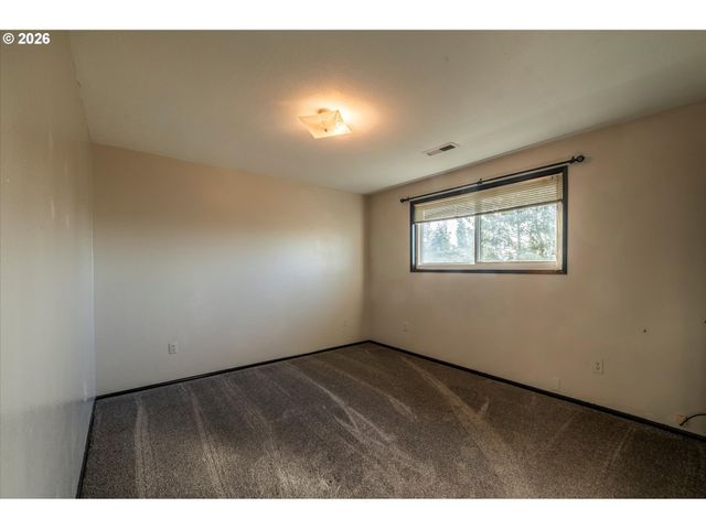 1376 D St, Coos Bay, OR 97420