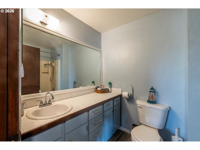 1376 D St, Coos Bay, OR 97420