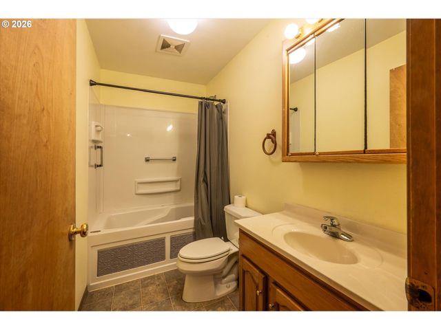 1376 D St, Coos Bay, OR 97420