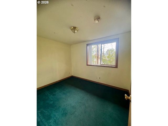 1376 D St, Coos Bay, OR 97420