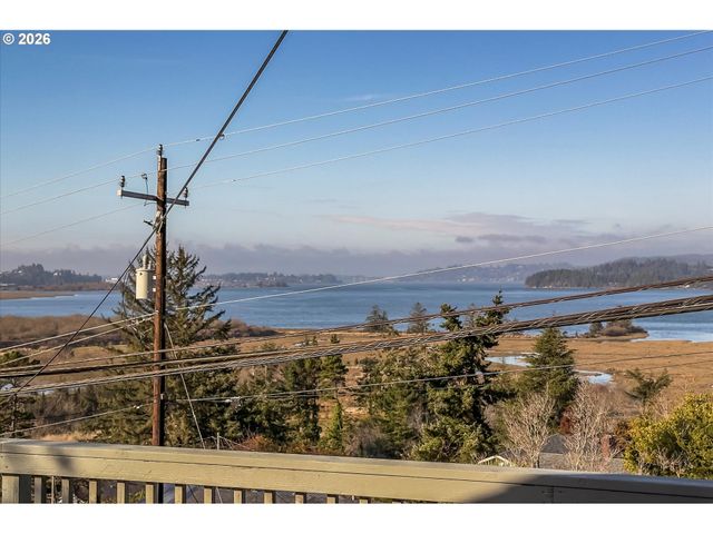 1376 D St, Coos Bay, OR 97420