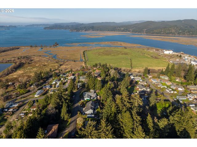 1376 D St, Coos Bay, OR 97420