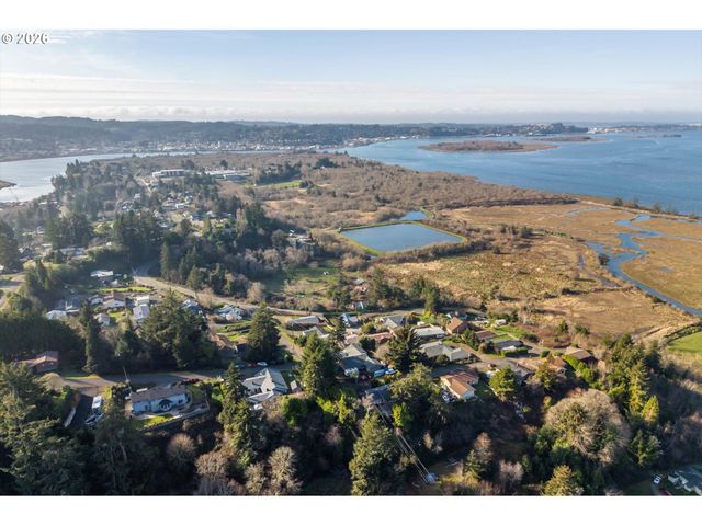 1376 D St, Coos Bay, OR 97420