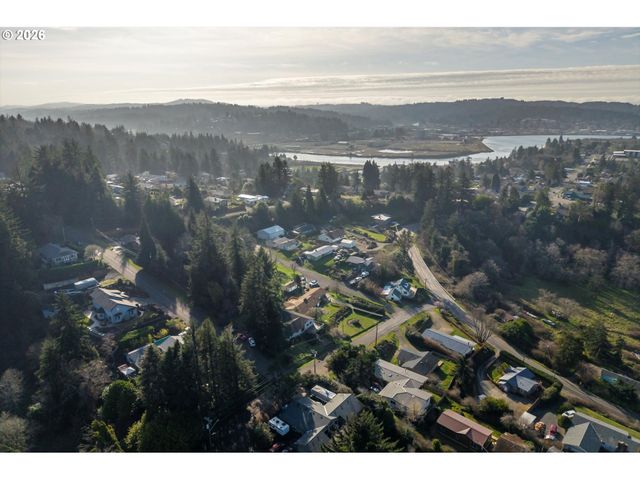 1376 D St, Coos Bay, OR 97420