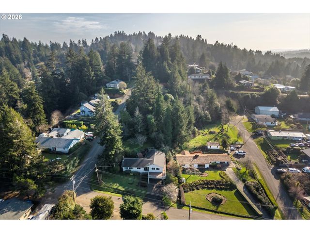 1376 D St, Coos Bay, OR 97420