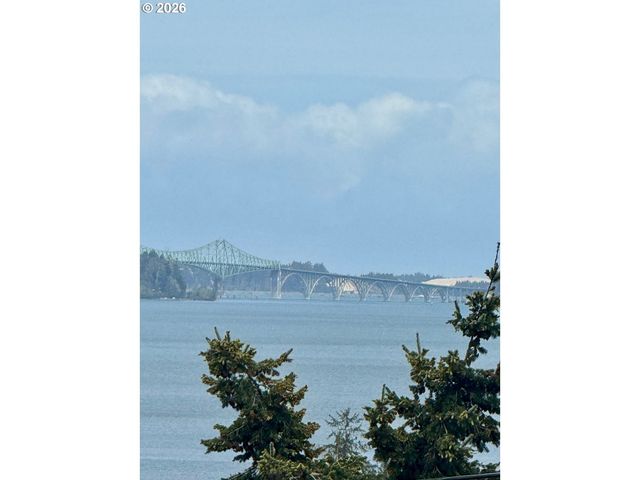 1376 D St, Coos Bay, OR 97420