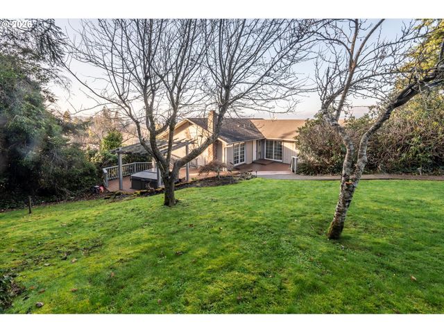 1376 D St, Coos Bay, OR 97420