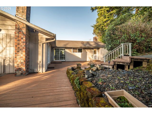 1376 D St, Coos Bay, OR 97420