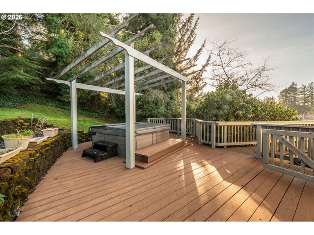 1376 D St, Coos Bay, OR 97420