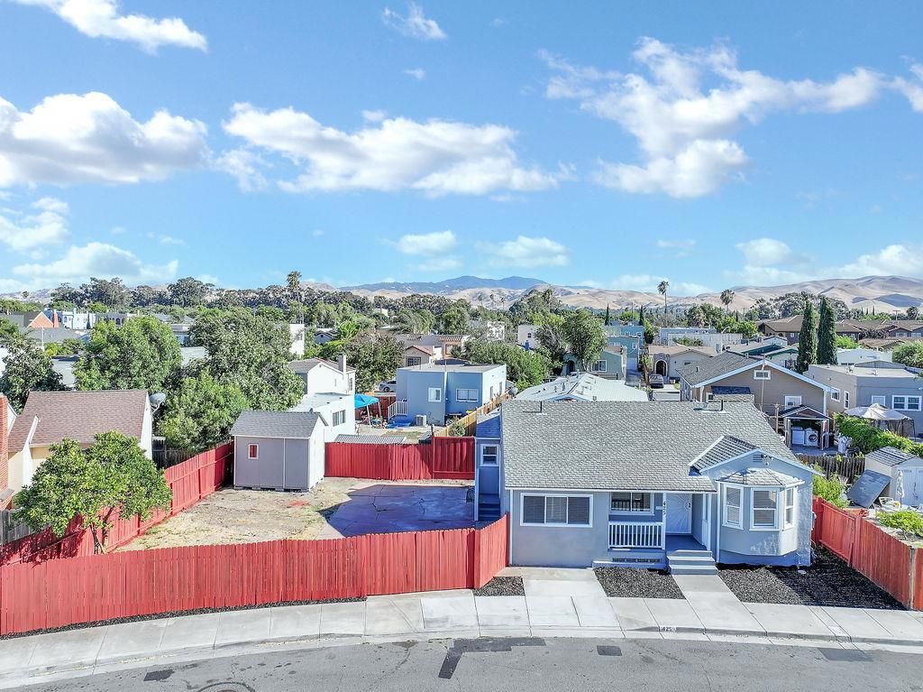 Image 3 of property listing at 425 W 8th Street, Pittsburg, CA 94565