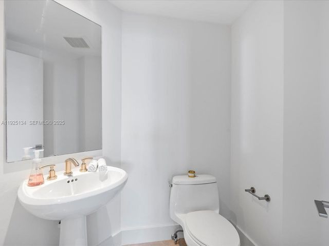 1331 Brickell Bay Dr 1811, Miami, FL 33131