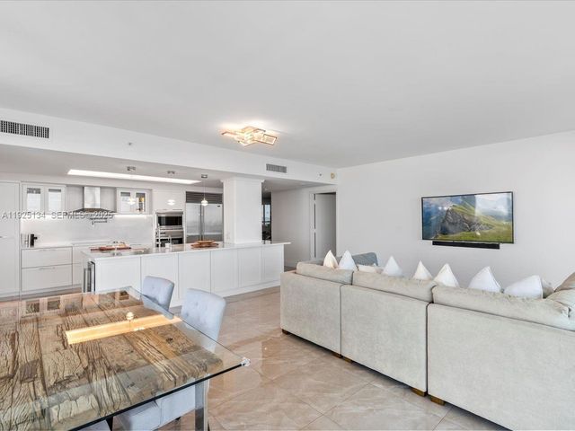 1331 Brickell Bay Dr 1811, Miami, FL 33131