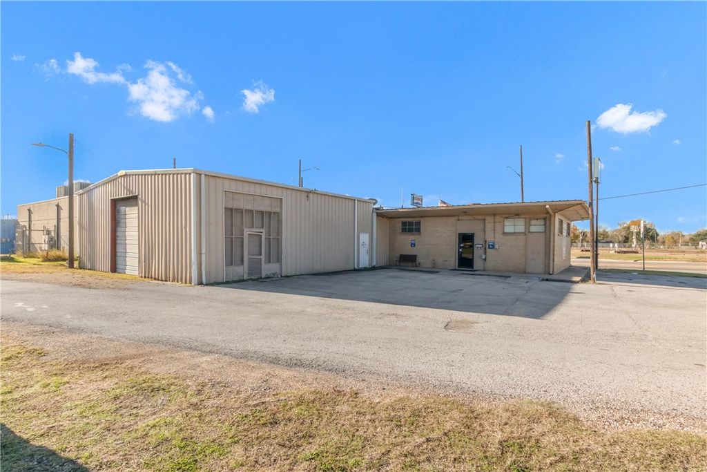 205 North Market Street, Hearne, TX 77859 — exterior