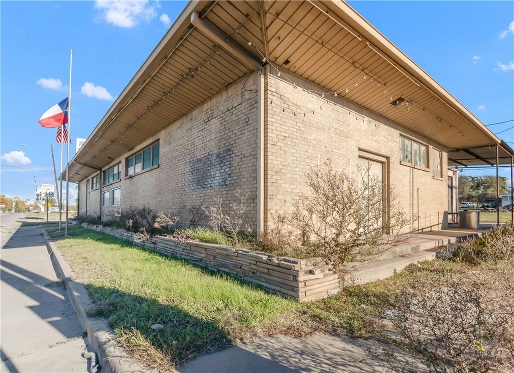 205 North Market Street, Hearne, TX 77859 — photo 2