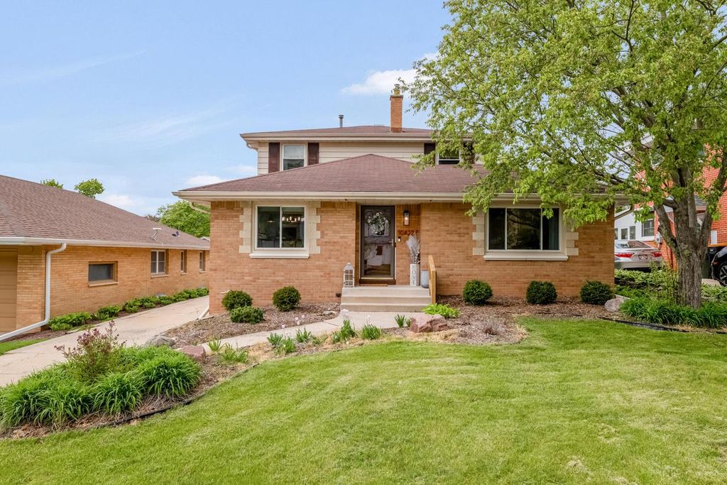 10422 Hillside AVENUE, Wauwatosa, WI 53222