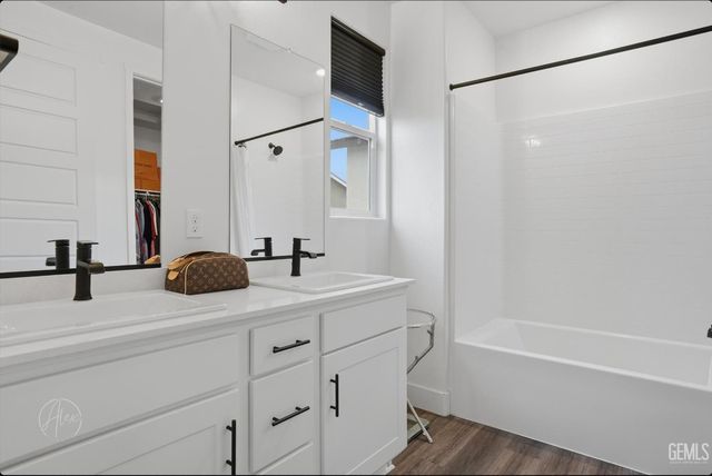 7808 Savannah Height Avenue, Bakersfield, CA 93313