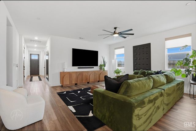 7808 Savannah Height Avenue, Bakersfield, CA 93313