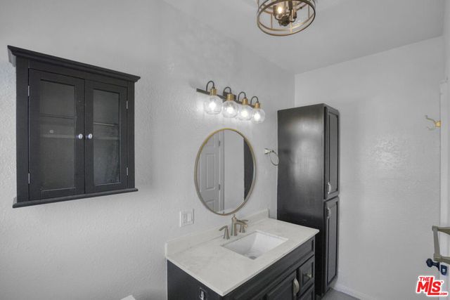 5815 W Olympic Boulevard, Los Angeles, CA 90036