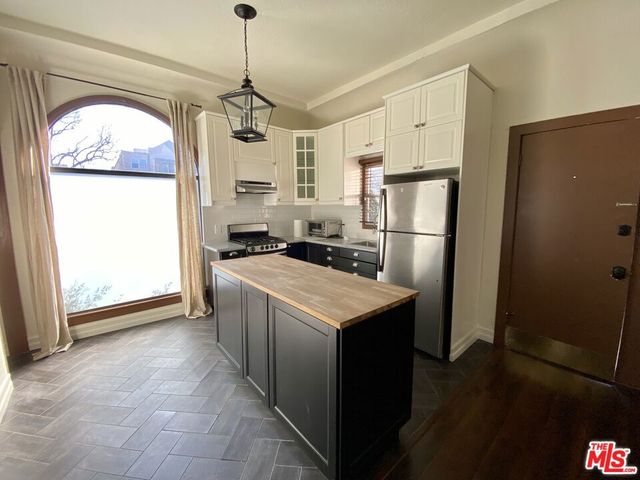 5815 W Olympic Boulevard, Los Angeles, CA 90036