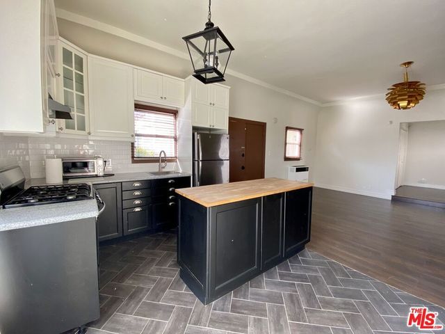 5815 W Olympic Boulevard, Los Angeles, CA 90036