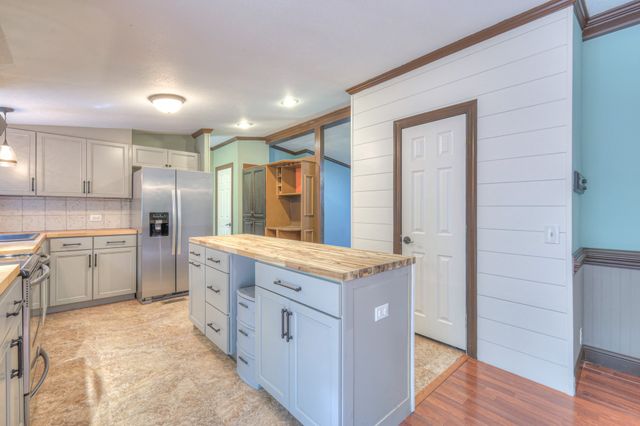 10515 Twin Springs Ln, Bon Aqua, TN 37025