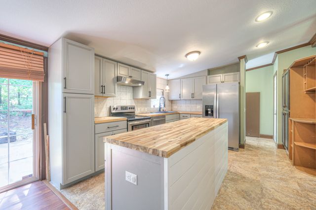 10515 Twin Springs Ln, Bon Aqua, TN 37025