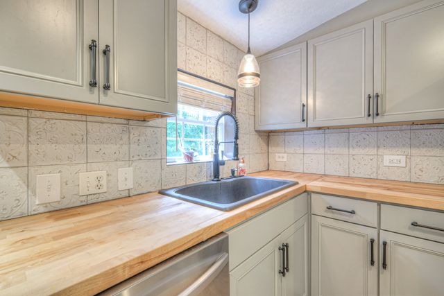 10515 Twin Springs Ln, Bon Aqua, TN 37025