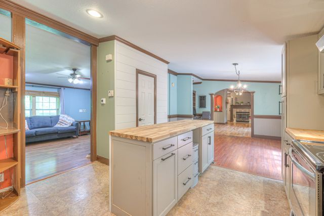 10515 Twin Springs Ln, Bon Aqua, TN 37025