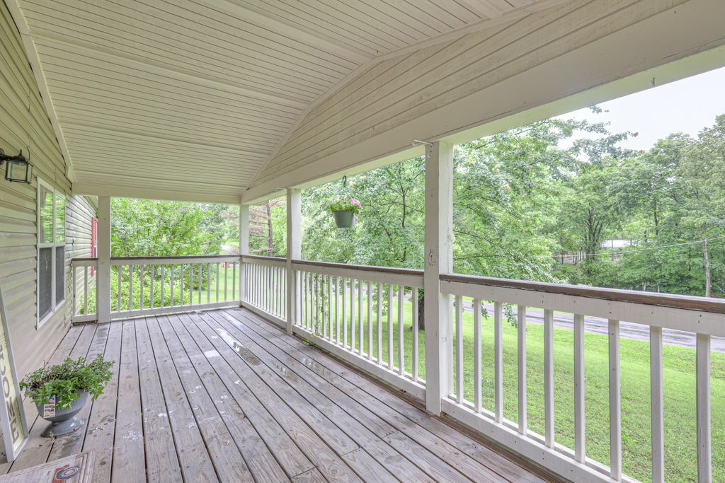 10515 Twin Springs Ln, Bon Aqua, TN 37025