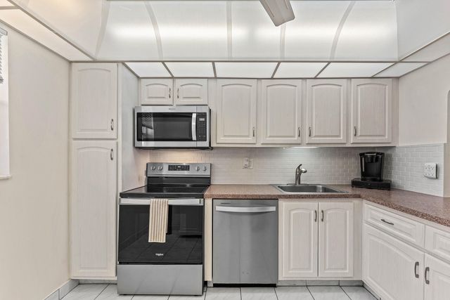 3251 Holiday Springs Boulevard 206, Margate, FL 33063