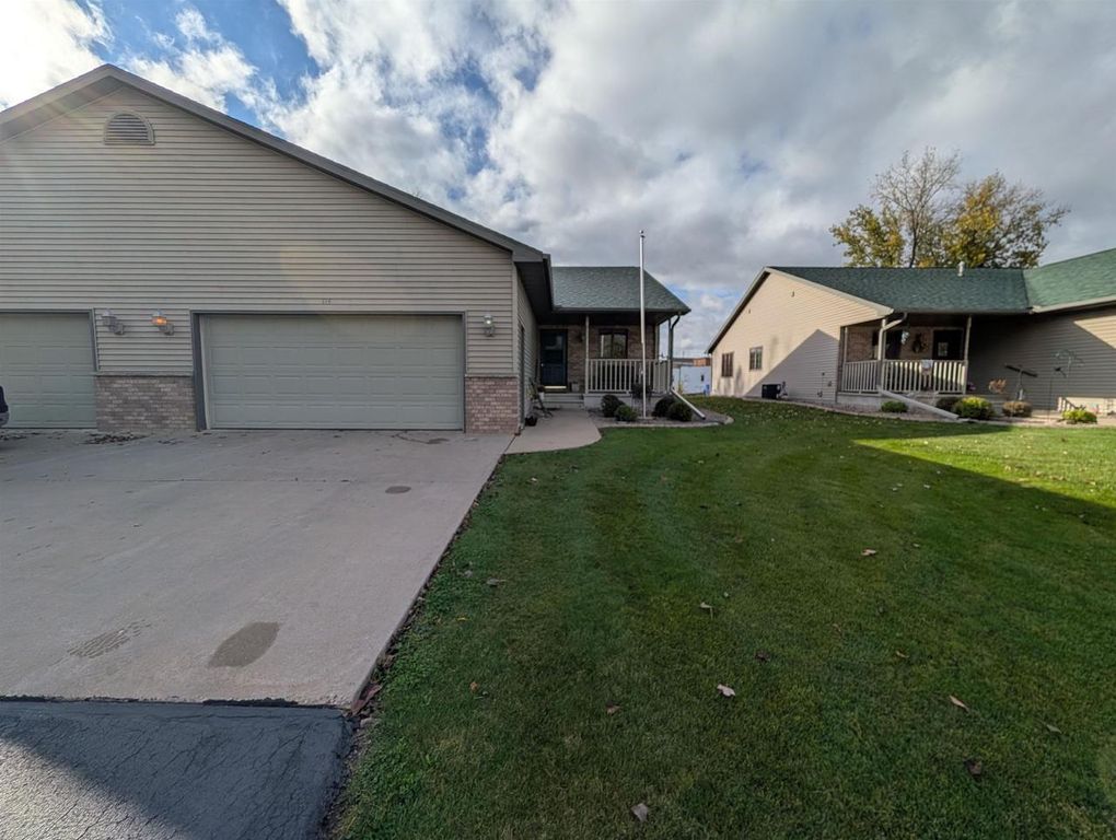 114 E NORTH WATER STREET, New London, WI 54961