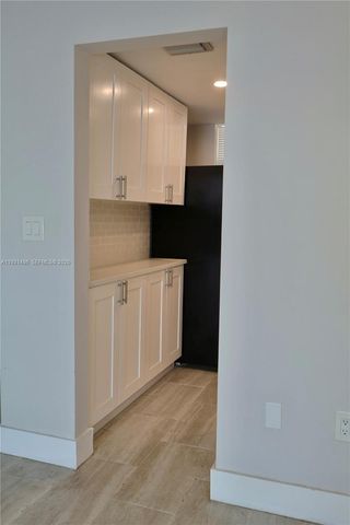 3000 Marcos Dr P410, Aventura, FL 33160