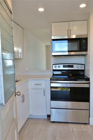 3000 Marcos Dr P410, Aventura, FL 33160