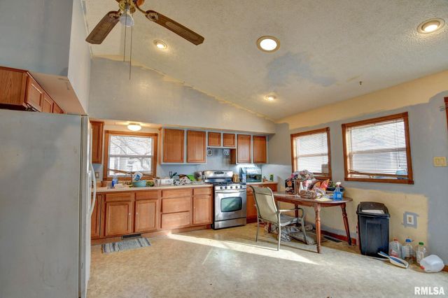 819 E ADAMS Street, Taylorville, IL 62568