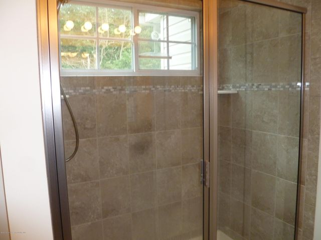 28 Santa Rosa Lane, Tinton Falls, NJ 07753