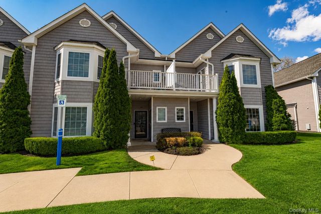 105 Okeefe Court, Oakdale, NY 11769