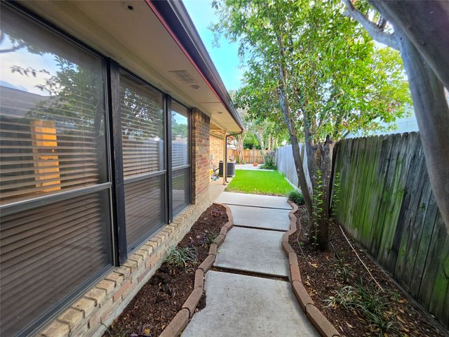 3038 Modella Avenue, Dallas, TX 75229