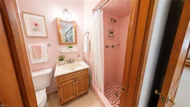 8 Winnard RD, Hampton, VA 23669