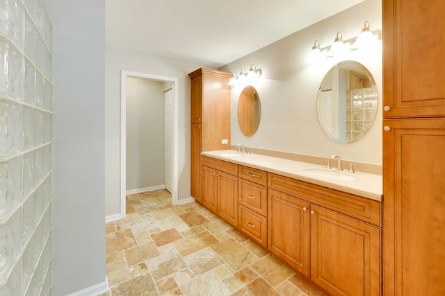 577 Harvey Lake Drive, Vernon Hills, IL 60061