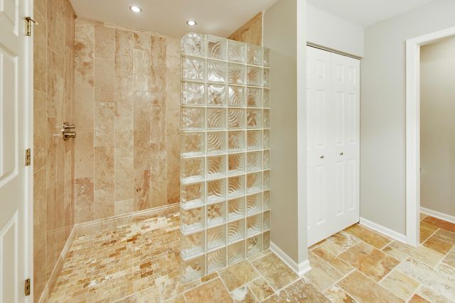 577 Harvey Lake Drive, Vernon Hills, IL 60061