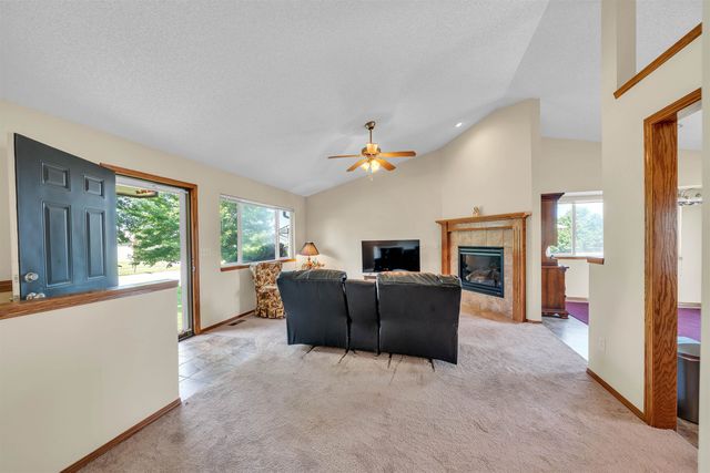 876 E Winding Lane St, Derby, KS 67037