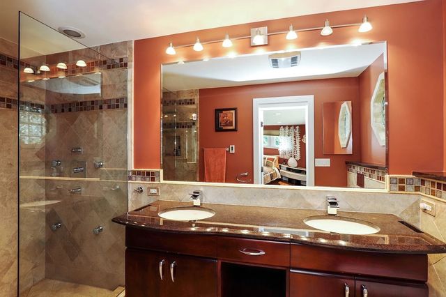 1122 S Estate Lane, Lake Forest, IL 60045