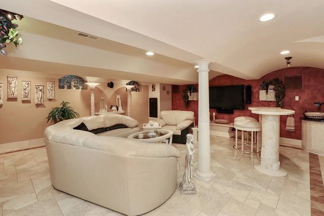 1122 S Estate Lane, Lake Forest, IL 60045